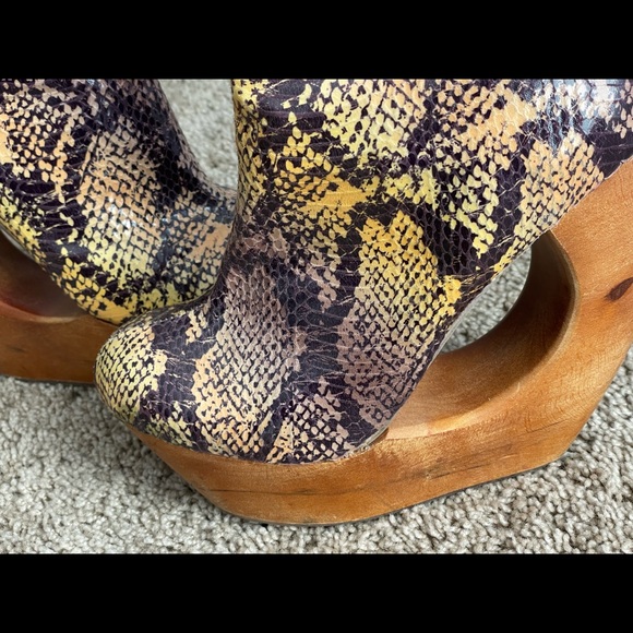 Jeffrey Campbell Size 8 Snakeskin Cutout Wedges - Picture 2 of 8